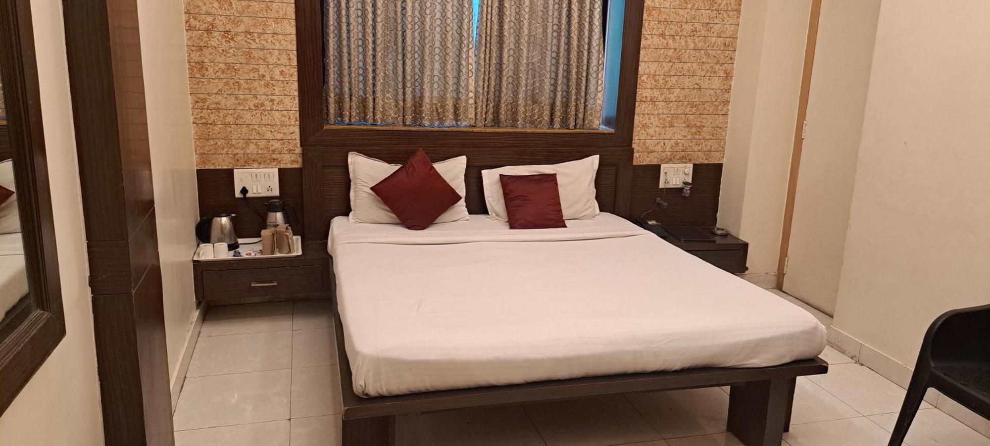 Hotel Shivam ปูเน่ ภายนอก รูปภาพ
