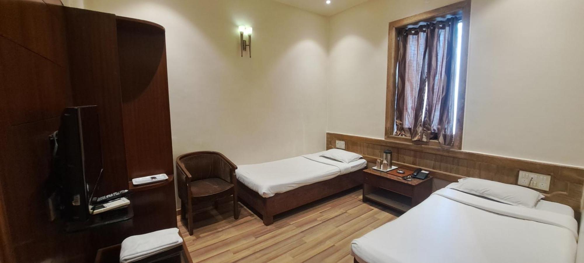 Hotel Shivam ปูเน่ ภายนอก รูปภาพ