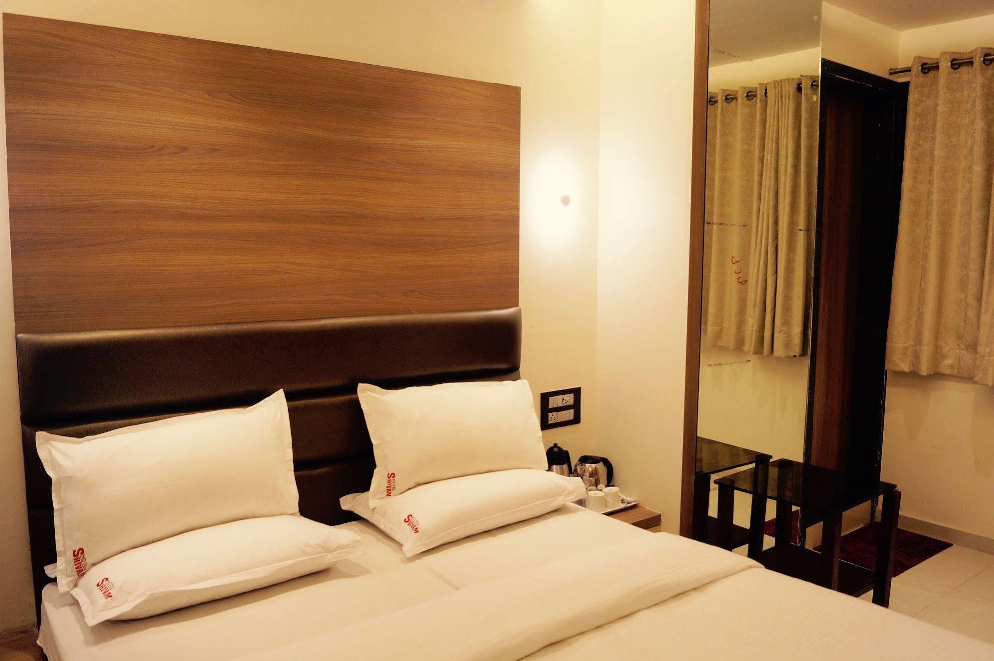 Hotel Shivam ปูเน่ ภายนอก รูปภาพ